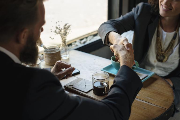 Wanneer uw hoofd niet in het heden aanwezig is, blokkeert de communicatie met uw gesprekspartner