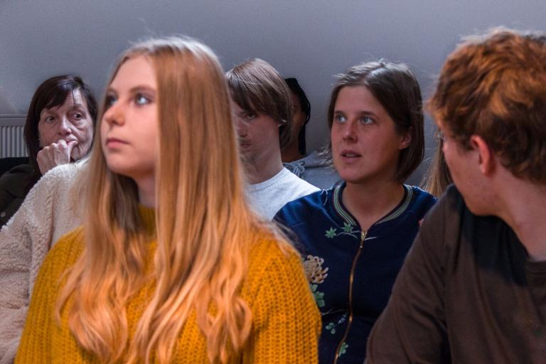 een verhaal vertellen verscherpt de aandacht
